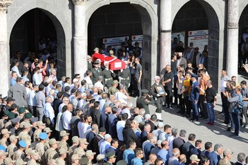 DİYARBAKIR - Şehit Piyade Uzman Çavuş Muhammed Serttaş, son yolculuğuna uğurlandı (2)