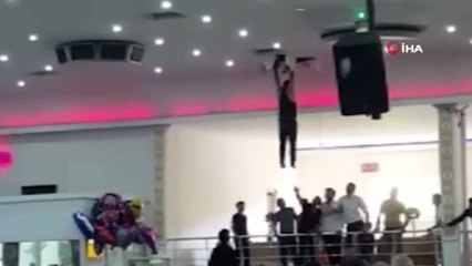 Düğünün davetsiz misafiri davetlileri hem şoke etti hem korkuttu