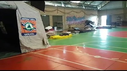 Tendas são montadas no Ginásio do Cras para proteger colchões que são utilizados para abrigar pessoas no frio