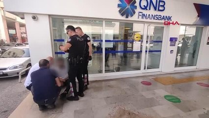 ADINA PARA GELMEDİĞİNİ ÖĞRENİNCE, BIÇAK ÇEKİP MÜDÜRÜN ODASINA GİRDİ