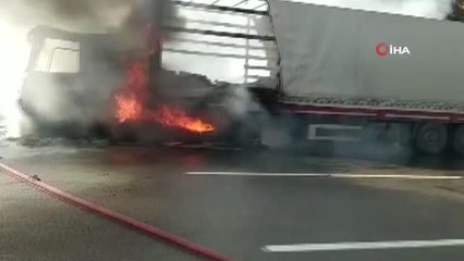 Samsun'da seyir halindeki tır alev alev yandı