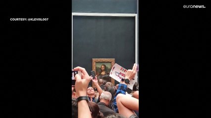 شاهد: رجل متنكّر بزي امرأة عجوز يهاجم الموناليزا ويلطخها بكعكة