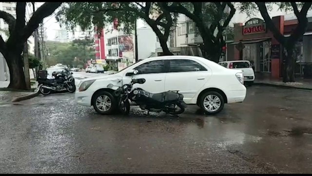 Carro e moto se envolvem em colisão na Rua Mato Grosso com Pedro Ivo