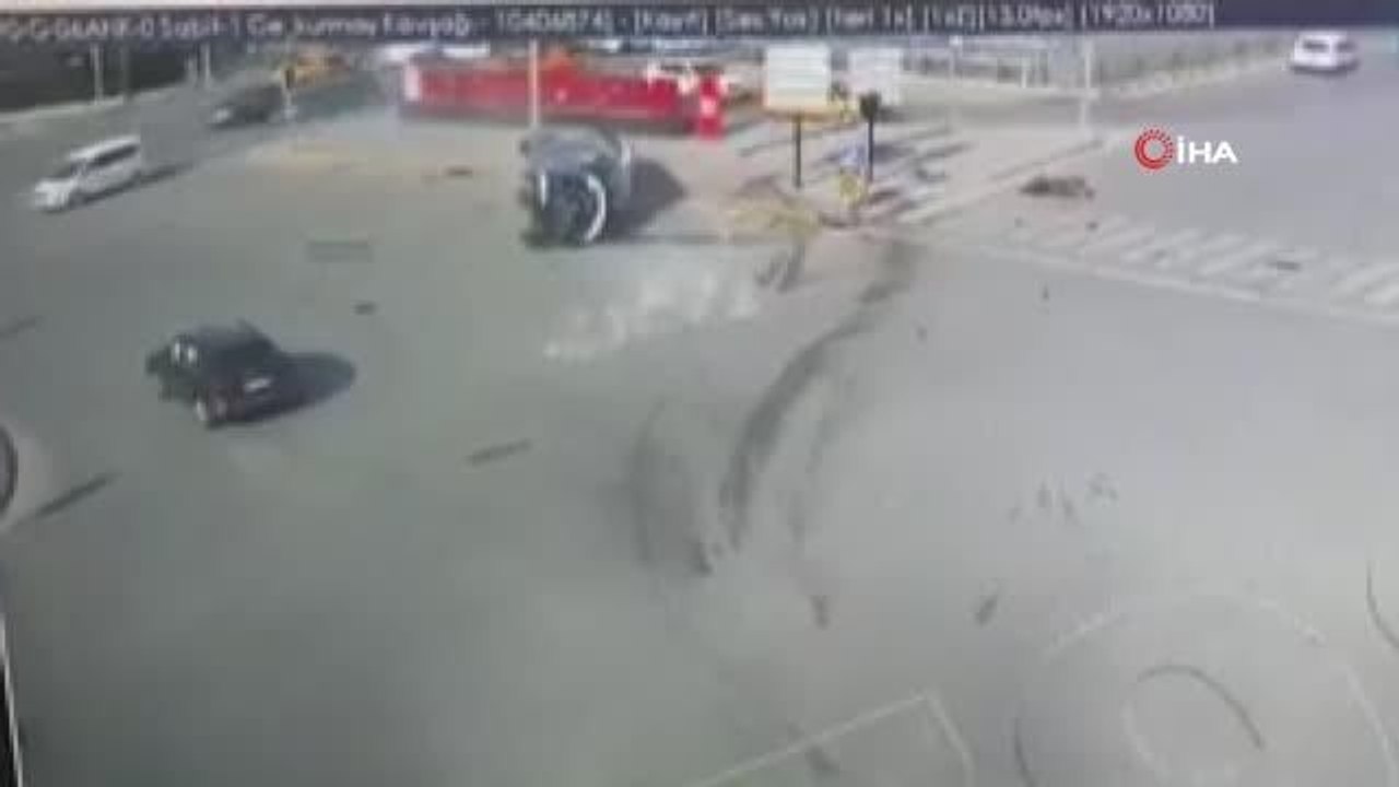 Ankara'da otomobilin çarptığı dolmuş defalarca takla attı: 20 yaralı