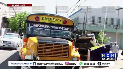 ¡”Llantas arriba” termina pickup tras impactar con bus en SPS!