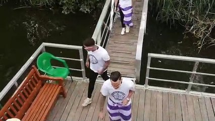 Los jugadores del Real Valladolid en su subida al barco.