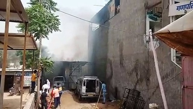 VIDEO: धमाके से सहमे लोग, दो कारें जलकर खाक, पढि़ए पूरी खबर क्या है मामला