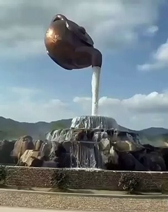 Une fontaine originale en forme de théière flotte dans les airs (Chine)