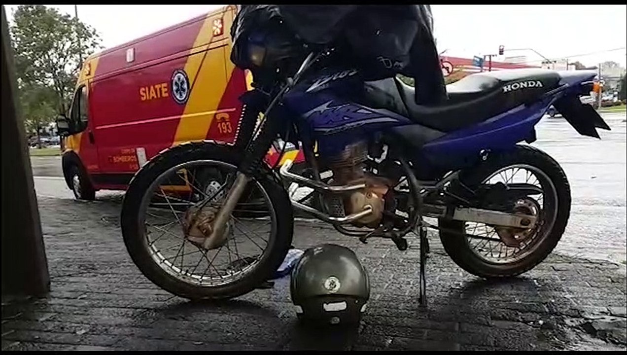 Carro e moto colidem na esquina da Av. Tancredo Neves com a Rua São Paulo