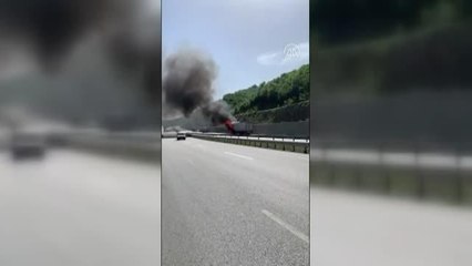 Seyir halindeki tır alev aldı