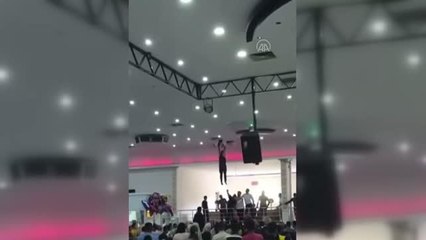 GAZİANTEP - Bastığı zemin düşen işçi düğün salonuna düştü