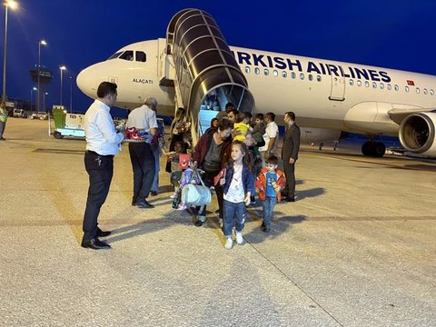 Ukrayna'dan tahliye edilen Ahıska Türklerinden oluşan 9. kafile Elazığ'a geldi