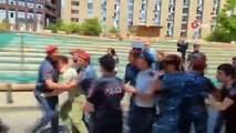 Ermenistan'da protestocular hükümet binasına girmeye çalıştı: 100'den fazla gözaltı