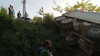 Kontrolden çıkan çakıl yüklü kamyon devrildi: 2 yaralı