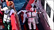 MIgranti, sbarcati a Pozzallo i profughi salvati dalla Ocean Viking