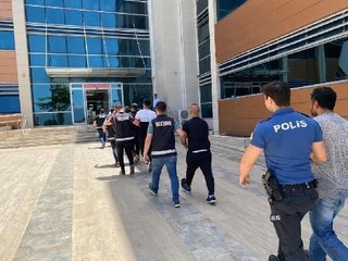 TANIŞTIĞI KADININ İKRAM ETTİĞİ SU İLE BAYILDI, SUÇ ÇETESİNİN ELİNE DÜŞTÜ