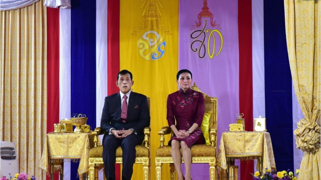 GALA VIDEO - Roi de Thaïlande : sa maîtresse Sineenat de nouveau bannie ?
