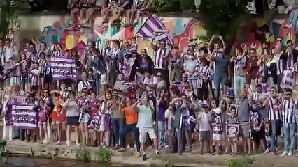 El Real Valladolid celebra el ascenso en barco, autobús y en Recoletos