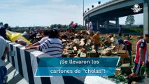 En rapiña, se llevan cervezas tras volcadura de camión en el Circuito Exterior Mexiquense