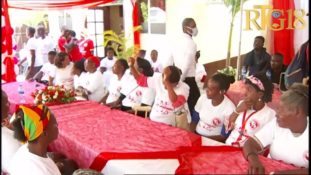 Direksyon jeneral CAS distribiye kit alimantè ak lajan bay plizyè manman nan okazyon fèt manman yo