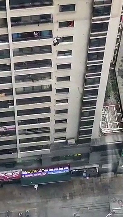 Il descend les 30 étages par la façade extérieure pour esquiver l'emprisonnement COVID