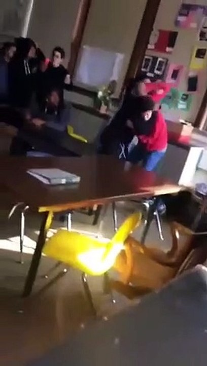 Un élève vient défendre sa prof qui se prend un coup involontaire