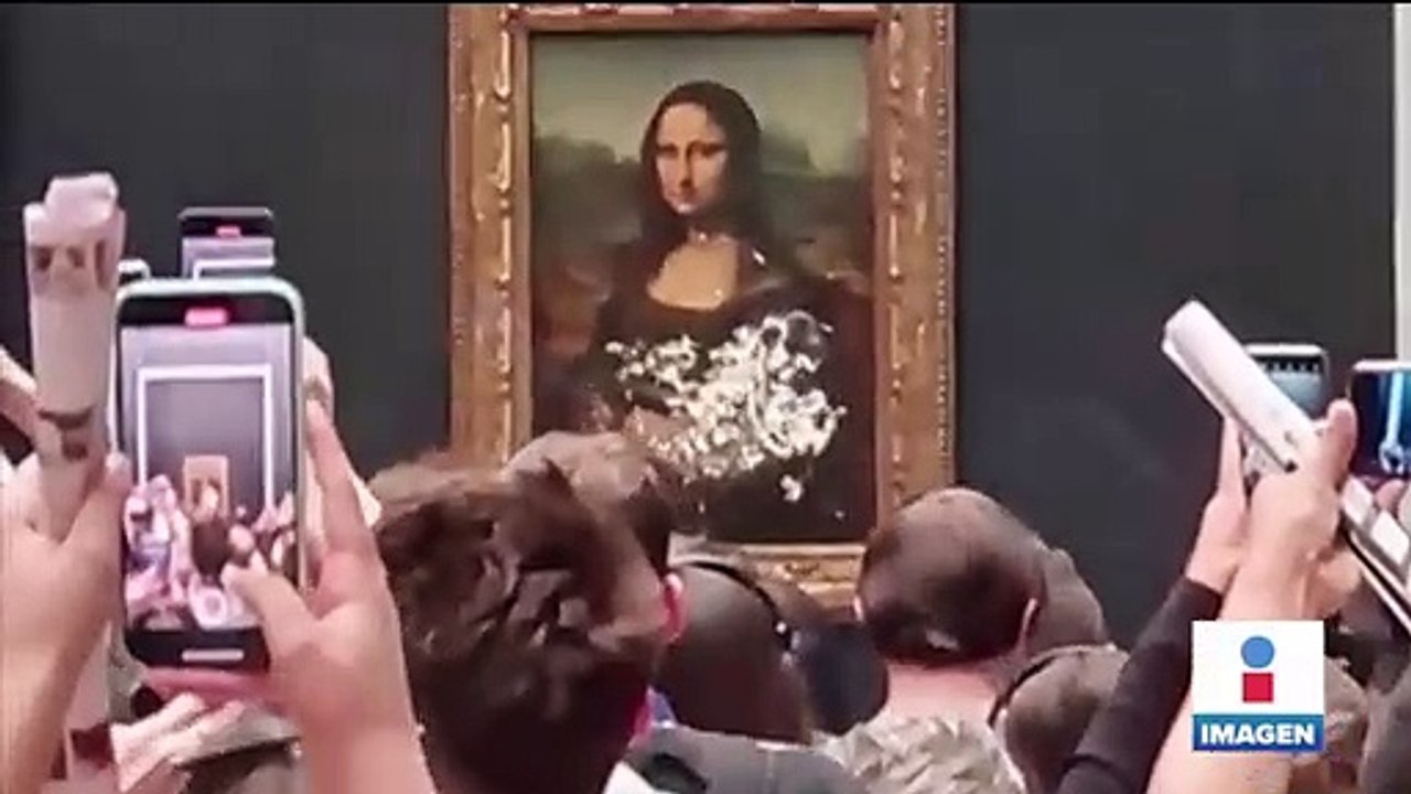 Hombre lanza pastel a la Mona Lisa en el Museo del Louvre
