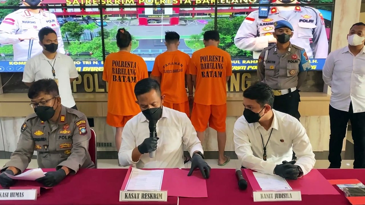 Kasat Reskrim Polresta Barelang Gelar Konferensi Pers Ungkap Pelaku Perjudian Online Higgs Domino