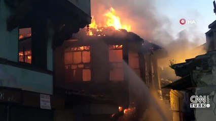 Bursa'da yangında 110 yıllık ahşap bina çöktü