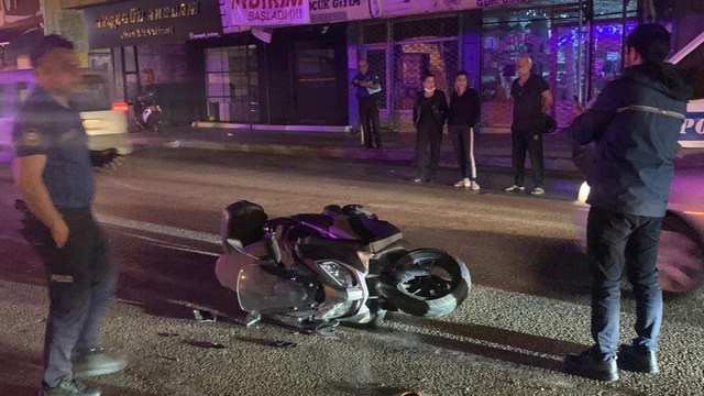 Kendisine çarpan otomobili kovaladı