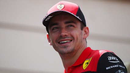 GALA VIDEO : PHOTO - Charles Leclerc : craquez pour ses lunettes de soleil Ray-Ban customisées Ferrari à 215 €!