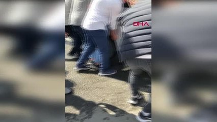 ARACI KALDIRARAK ALTINDA SIKIŞAN KÖPEĞİ KURTARDILAR