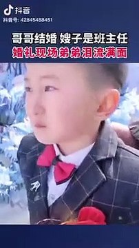 Bé trai rơm rớm nước mắt trong đám cưới của anh trai khi nhận ra chị dâu là cô giáo chủ nhiệm