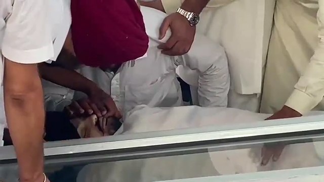 Sidhu Moosewala Funeral पर बेटे की मूंछो को तांव देते दिखे Father Video Viral | Boldsky