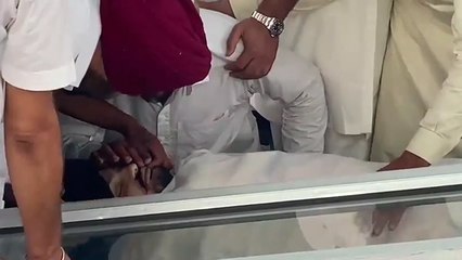Sidhu Moosewala Funeral पर बेटे की मूंछो को तांव देते दिखे Father Video Viral | Boldsky