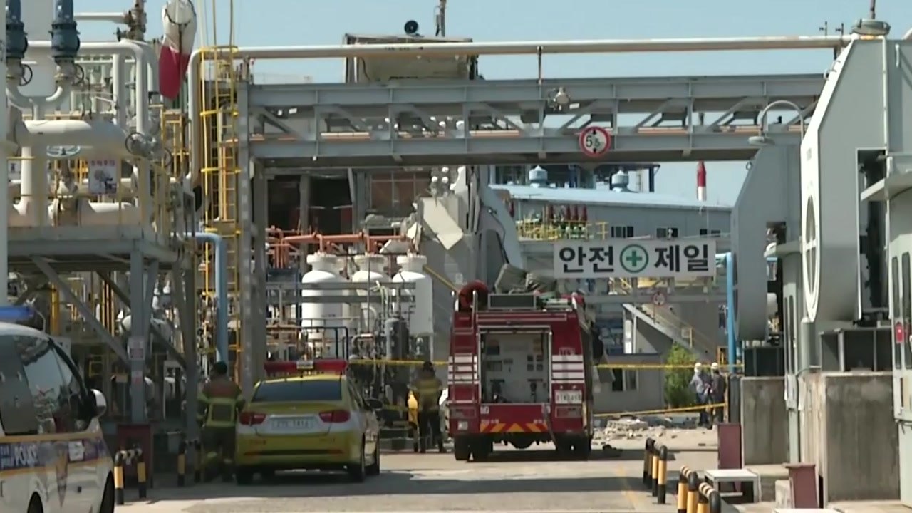 건물 외벽 '와르르'...여수산단 내 공장 사무실 폭발 사고로 3명 부상 / YTN