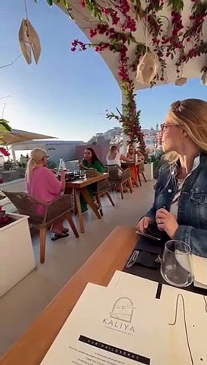 Arnaud Ducret et son épouse Claire en lune de miel à Santorin. Instagram. Le 30 mai 2022.