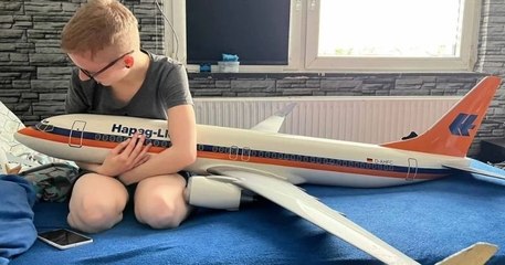 Elle est amoureuse d'une maquette d'avion et aimerait se marier avec 