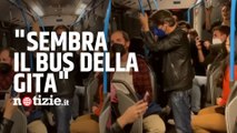 Samuele Bersani canta Spaccacuore e Giudizi Universali: il video in bus con i fan di Brunori Sas
