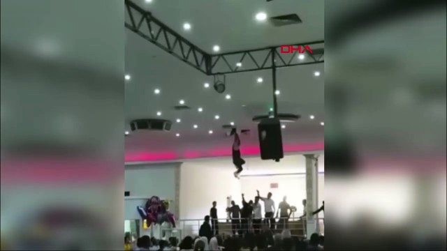 İşçinin asma tavandan düğün salonuna düşmesi kamerada
