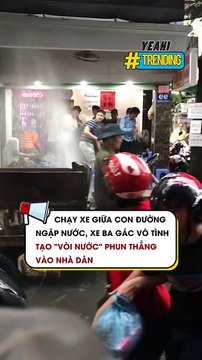 Chạy xe giữa con đường ngập nước xe ba gác vô tình tạo vòi nước phun thẳng vào nhà dân
