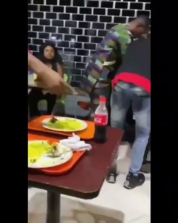 Un homme pris en flagrant délit en train d’empoisonner la boisson de son ami-Vidéo