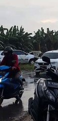 Kecelakaan mobil menabrak tiang lampu pinggir jalan di cikarang,kalimalang