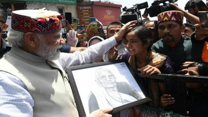 ಶಿಮ್ಲಾದಲ್ಲಿ ತನ್ನ ತಾಯಿ ಭಾವಚಿತ್ರ ಬಿಡಿಸಿದ ಮಹಿಳೆ ಬಳಿ ತೆರಳಿ ಮೋದಿ ಹೇಳಿದ್ದೇನು? ವಿಡಿಯೋ ವೈರಲ್ #Politics