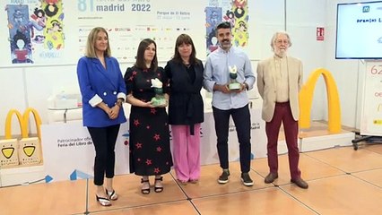 Скачать видео: Ledicia Costas y Víctor Bellmont, ganadores de los Premios Lazarillo 2021