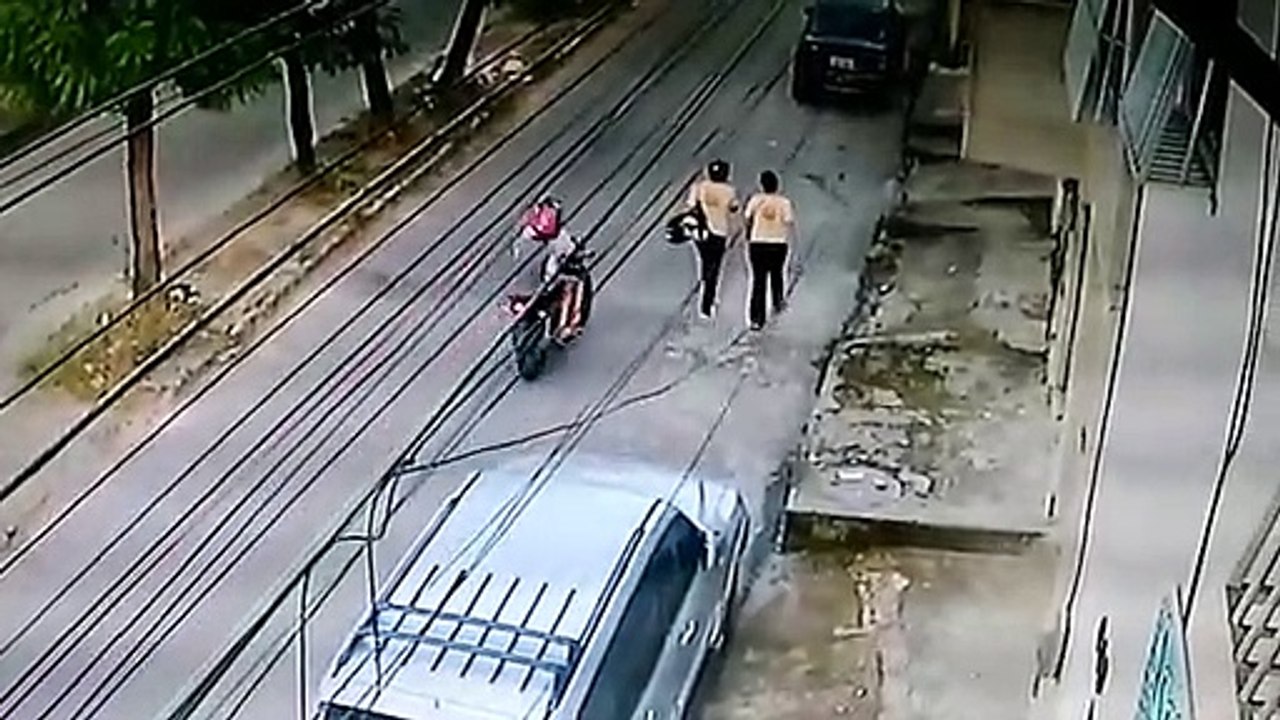 Câmera de segurança registra assalto em avenida do Conjunto Ceará