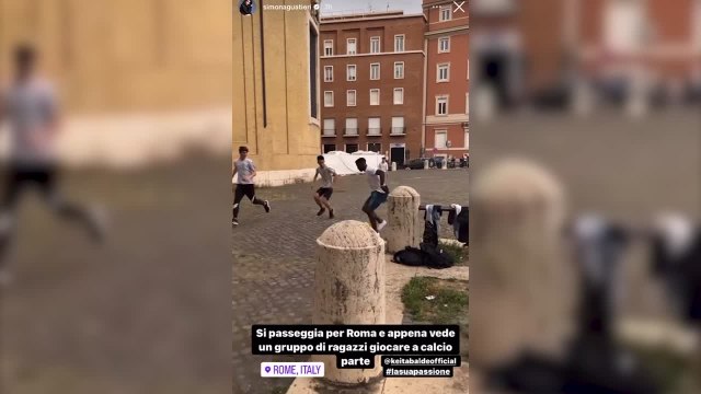 Es una estampa dificil de ver y le honra: Keita Baldé, con unos niños en las calles de Roma