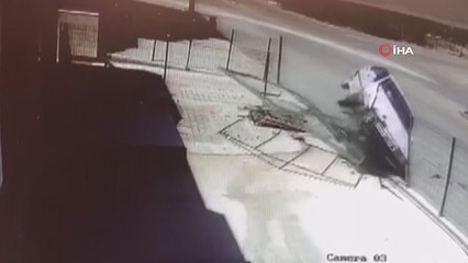 Çitlere çarpan otomobil devrildi