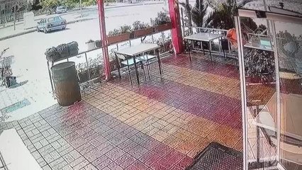 KAHRAMANMARAŞ - Kontrolden çıkan kamyon, yolun alt kısmındaki evin üzerine devrildi