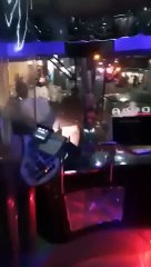 Ataque de furia en Palermo un hombre se bajó del auto con un fierro y destrozó un colectivo